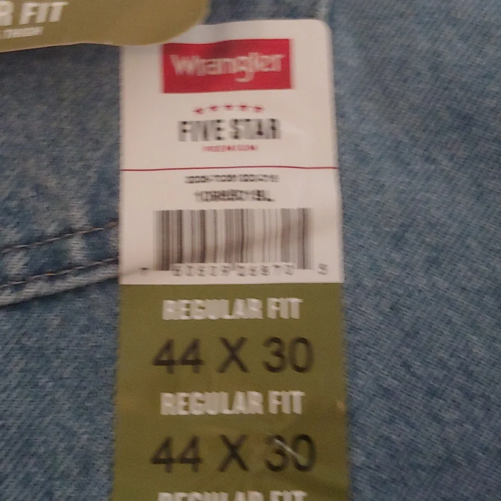 Wrangler Classic 5 pocket Medium Wash Jeans. Size 44x30 Regular Fit